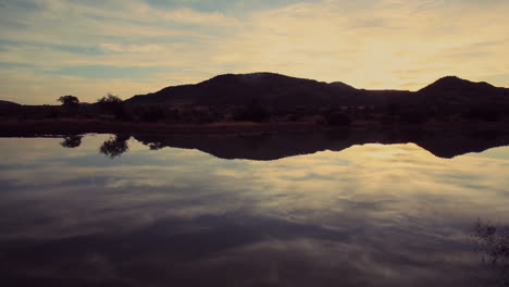 Escena-De-La-Naturaleza-En-Sudáfrica-Al-Atardecer