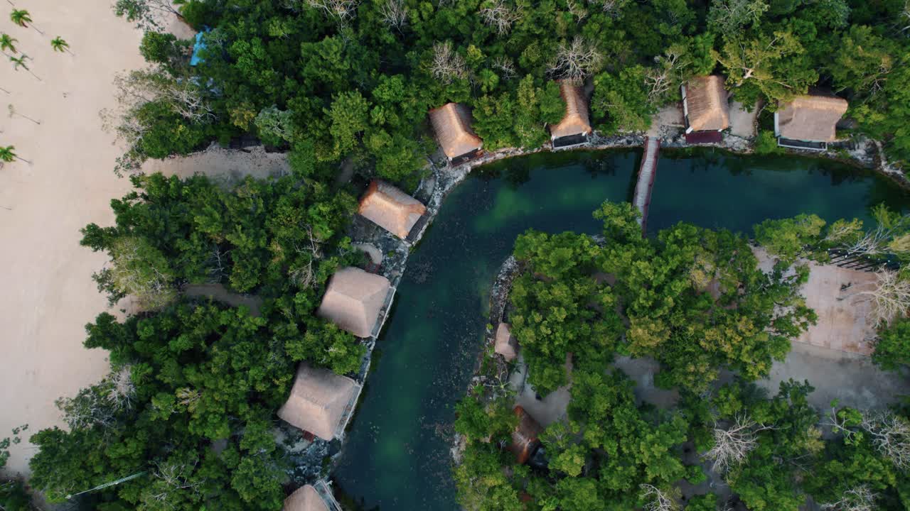 drone head shot vista panorámica del complejo hotelero zamna en méxico
