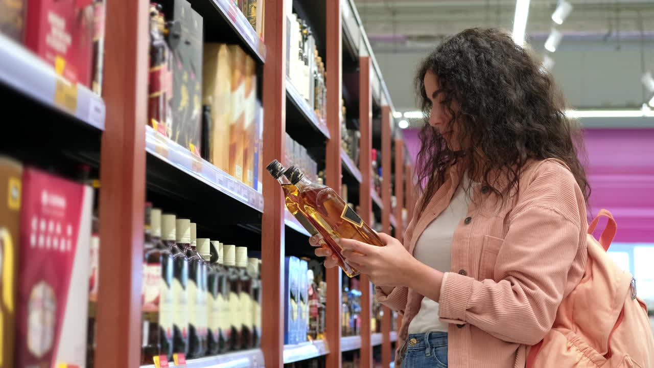mujer comprando alcohol en una tienda de comestibles