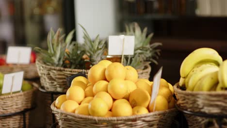 cierre de frutas en cestas en una tienda de alimentos saludables