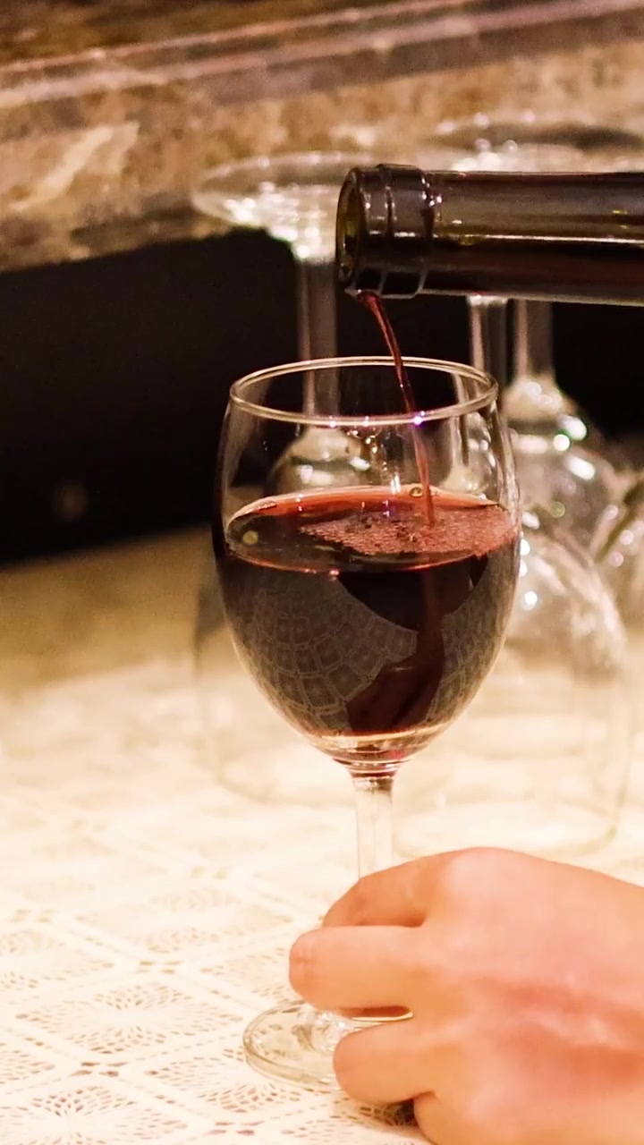 Vino versato in un bicchiere al bar