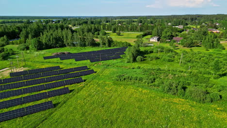 Campos-Verdes,-Aldea-Rural-Y-Granja-De-Paneles-Solares,-Vista-Aérea-De-Drones