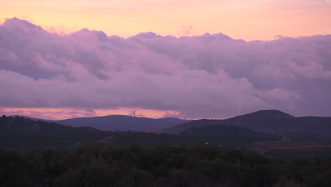 Sonnenunterganghimmel-Mit-Windkraftanlagen-In-Der-Ferne