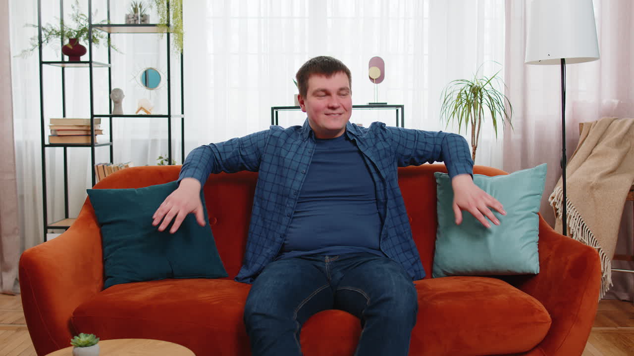 짜증나는 백인 남자는 귀를 베개로 고, 시끄러운 음악에 짜증난 이웃은 수리 작업을 하고 있다.