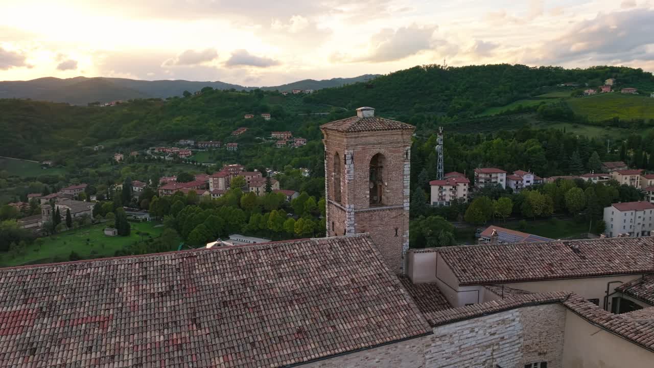 torre campanaria medieval en la nocera umbra en la provincia de perugia, italia