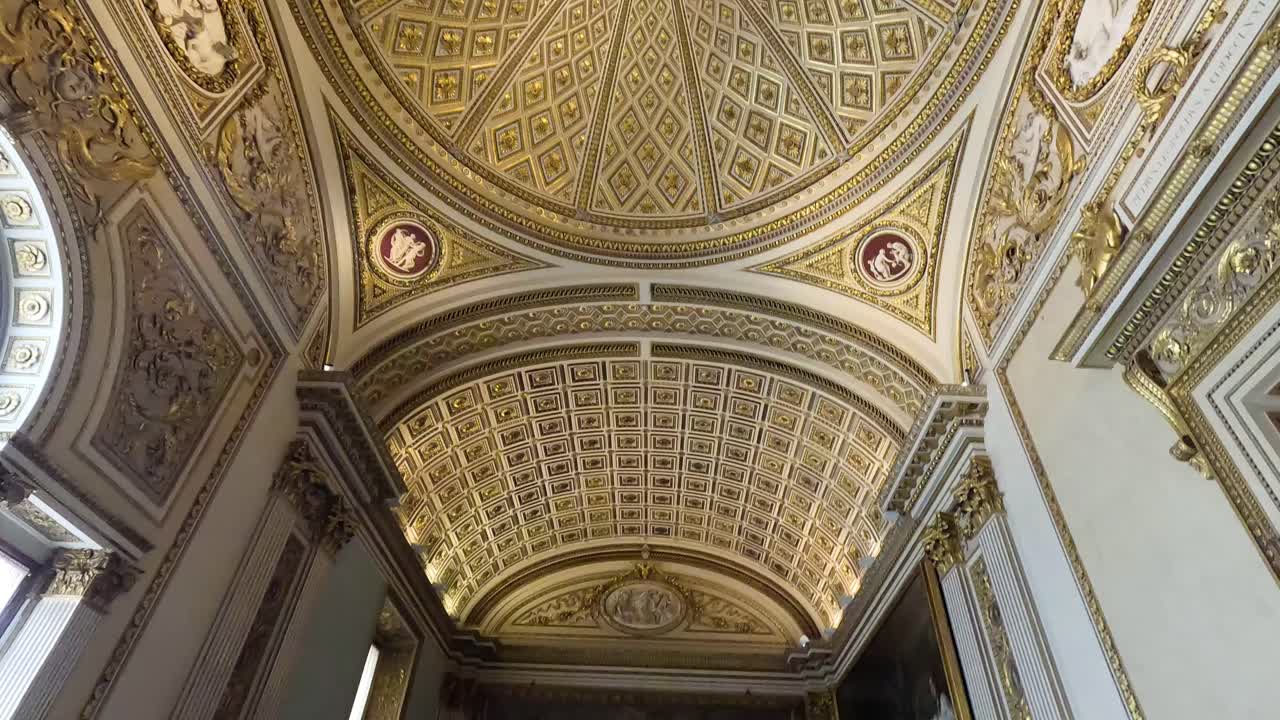 посетители восхищаются искусством и архитектурой во флоренции