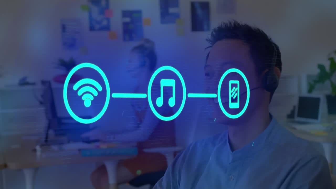 animación de tres iconos de medios azules conectados sobre un hombre en la oficina usando auriculares usando una computadora