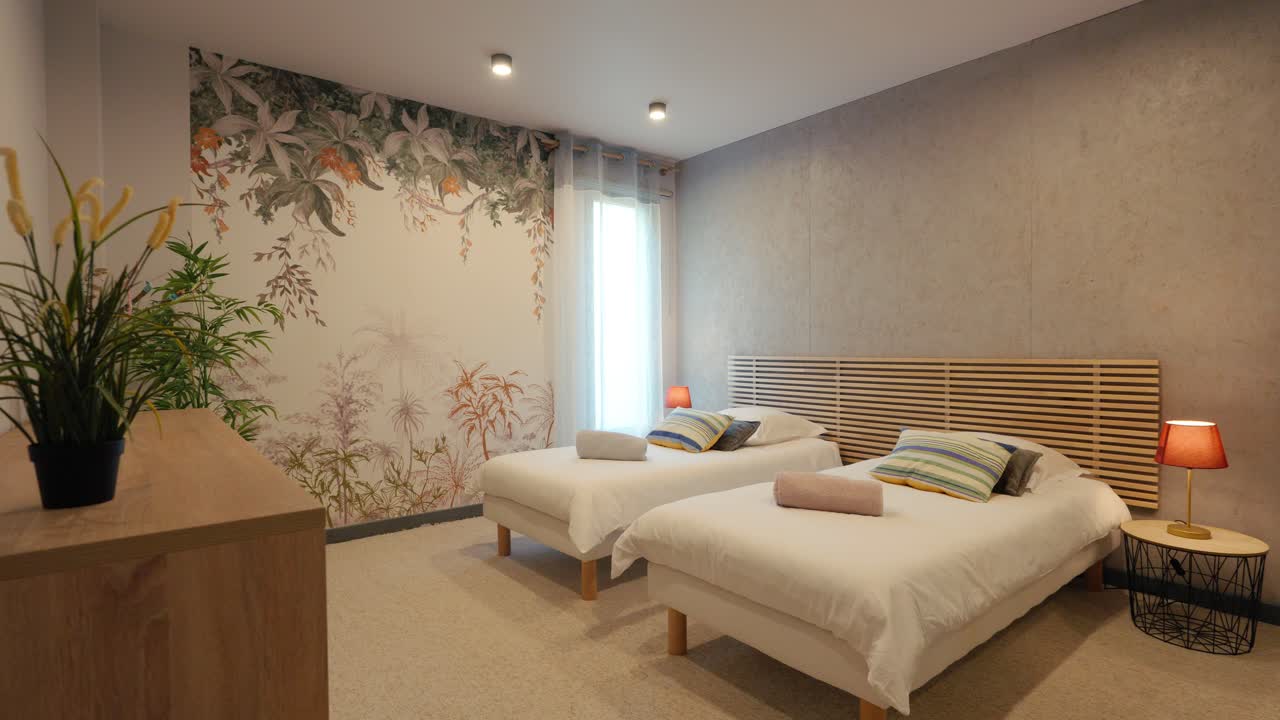 dormitorio doble chic con acento floral, villa contemporánea en francia