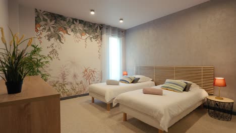 Elegante-Dormitorio-Doble-Con-Detalles-Florales,-Villa-Contemporánea-En-Francia