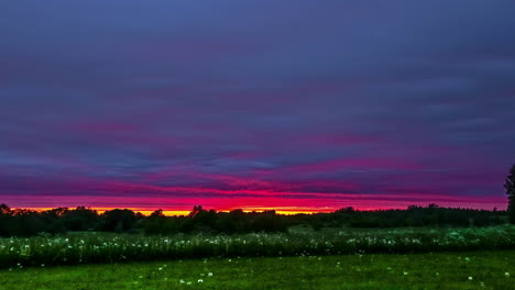 increíble colorido cielo de puesta de sol sobre campos verdes