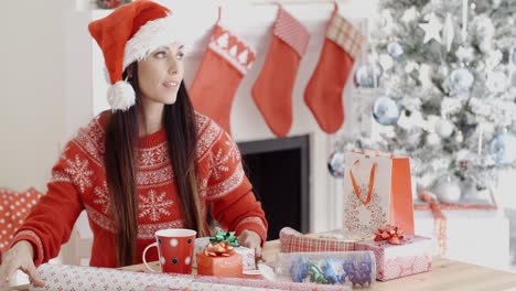 Mujer-Joven-Haciendo-Una-Llamada-De-Saludo-Navideño