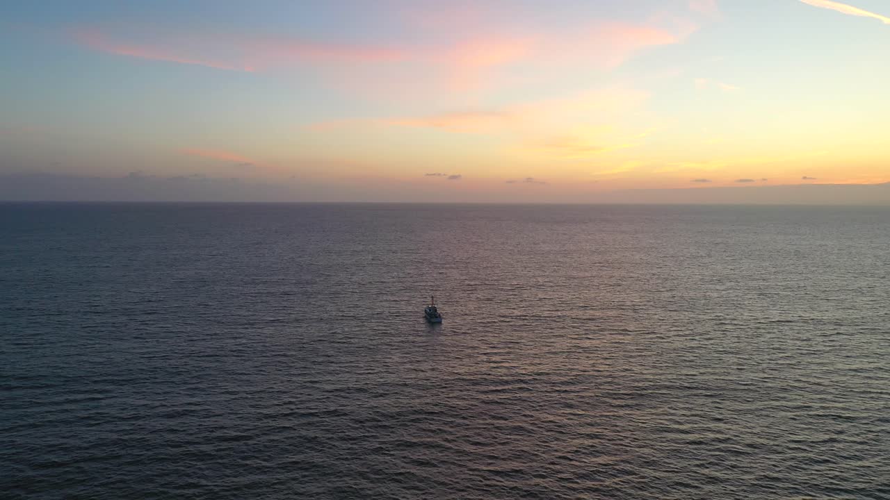 미국 캘리포니아 맨해튼 해변 근처의 고요한 바다에 고립된 항해 해안 경비대 보트