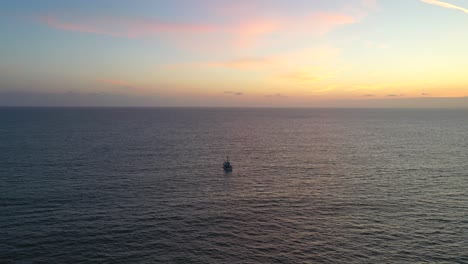 barco de guardacostas de vela aislado en el océano sereno cerca de la playa de manhattan en california, ee.uu.