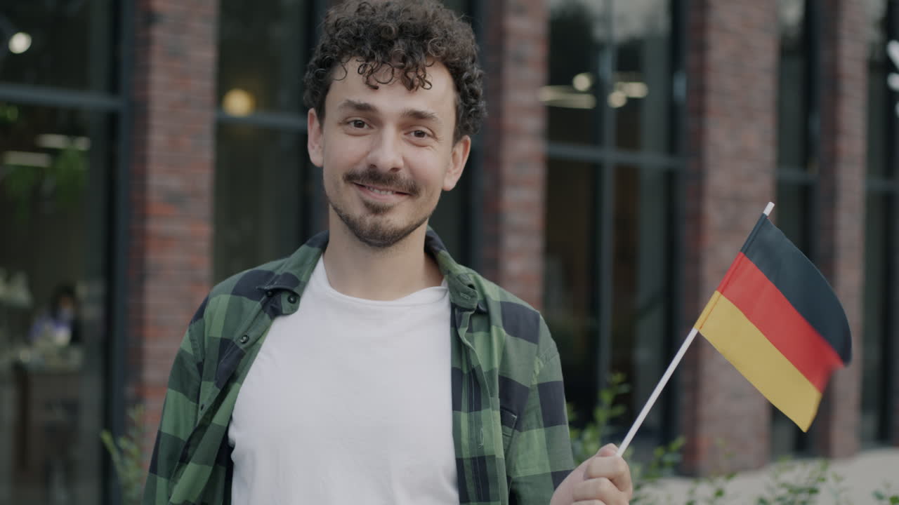 독일 발을 들고 있는 남자