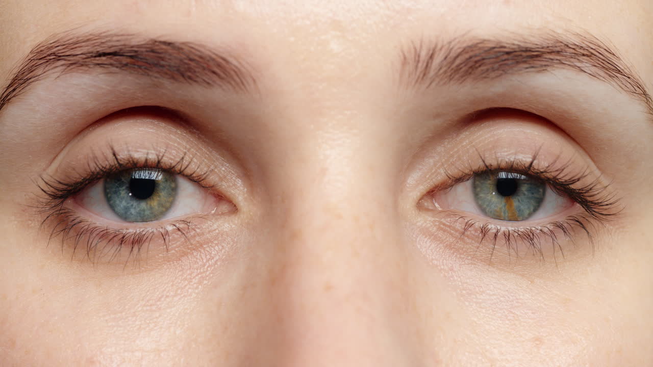 마크로 파란 눈은 자연스러운 인간의 아름다움을 열어줍니다.