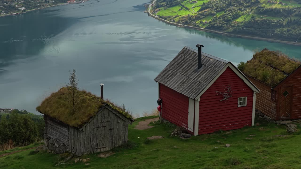 Naturskjønn utsikt over rustikke hytter plassert i Rakssetra fjellside i Norge