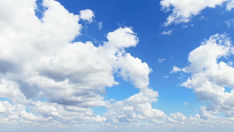 Weiße-Wolken-Schweben-Am-Himmel