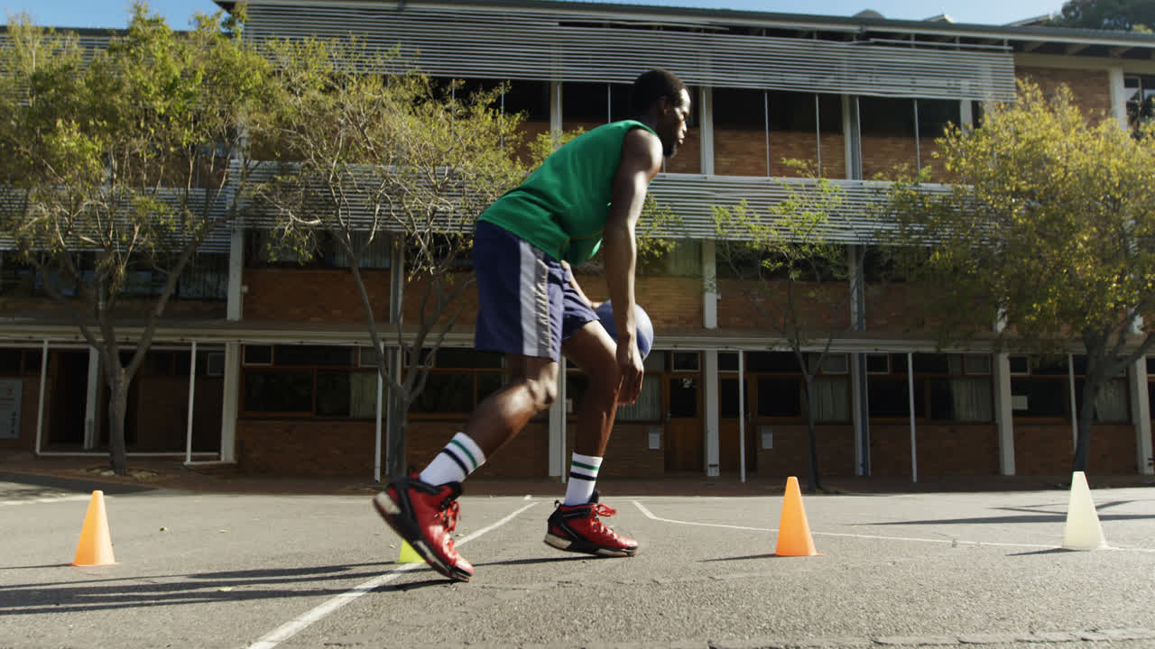 jugador de baloncesto practicando el dribble