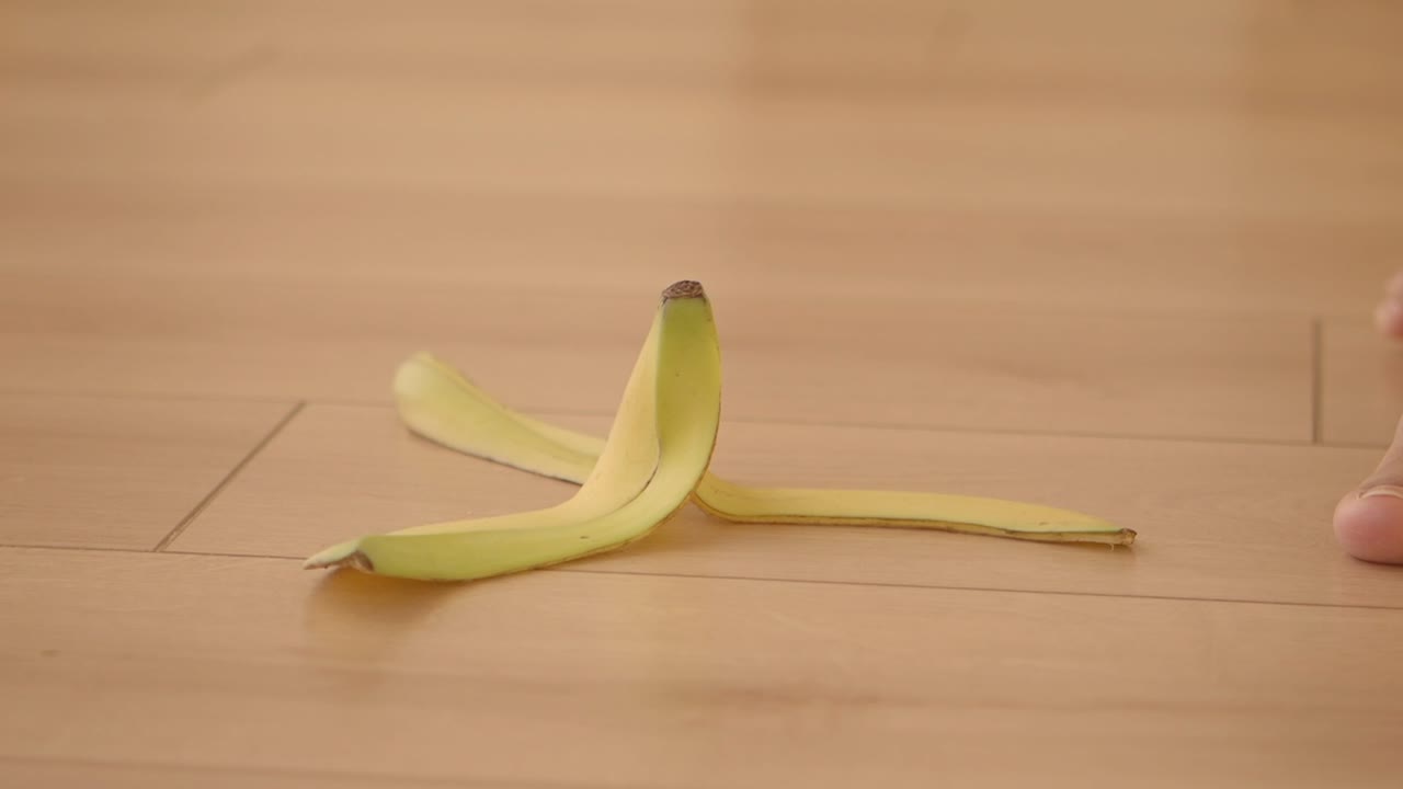 cáscara de plátano en el suelo de madera