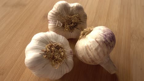 Ajo-En-Rotación-Sobre-Fondo-De-Madera