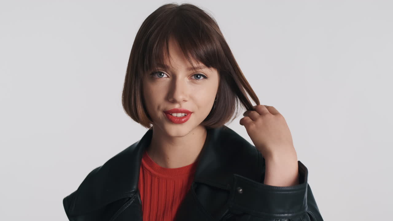 매력적인 여성이 미소 짓고 포즈를 취하고 있습니다.