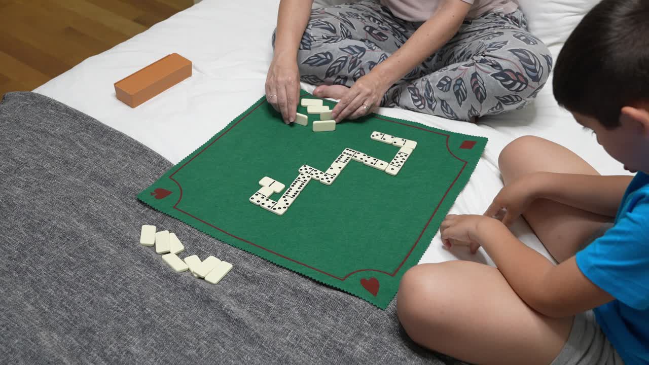Famiglia che gioca insieme a domino