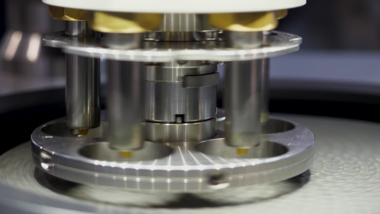 회전하는 산업 기계의 클로즈업