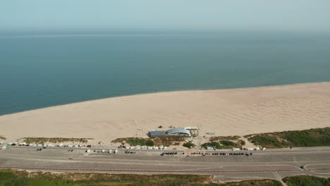 Vista-Aérea-De-Kitespot-Brouwersdam-En-La-Playa-Del-Mar-Del-Norte,-Zelanda,-Ouddorp,-Países-Bajos