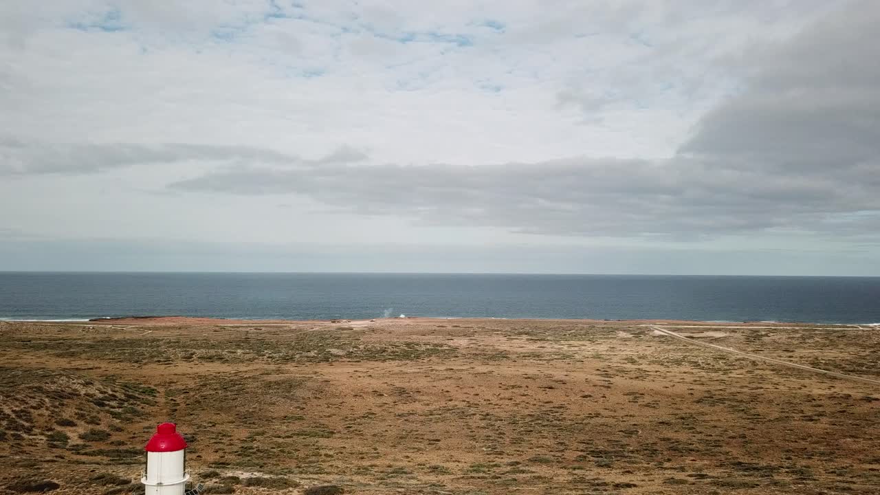 volando sobre el faro blanco hacia la costa, australia