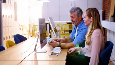 ejecutivos de negocios que usan tabletas digitales mientras no usan computadoras