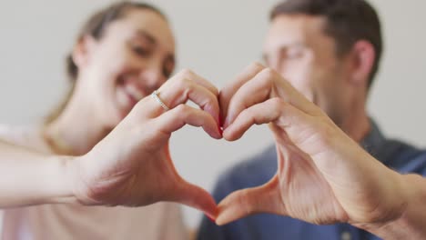 joven pareja caucásica feliz en el amor pasando el día de san valentín en casa