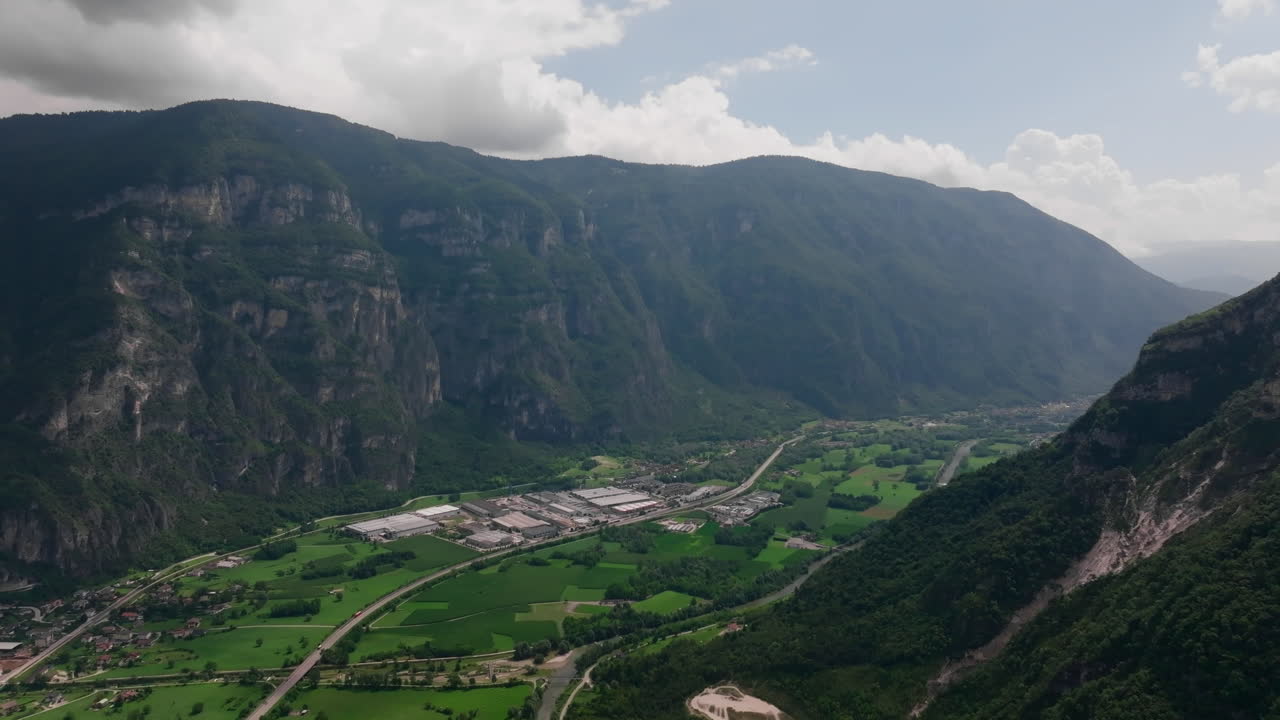 vista aérea de un valle en los alpes italianos