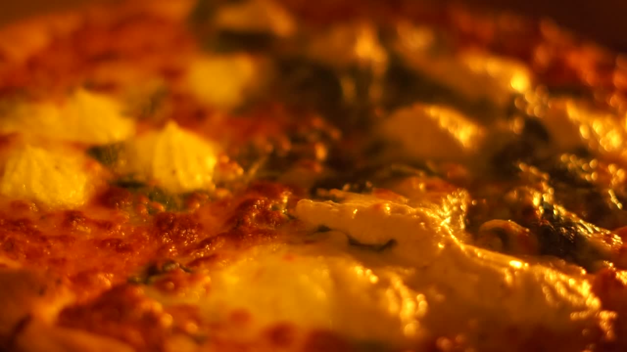 오븐에서 스파나치 피자를 구워