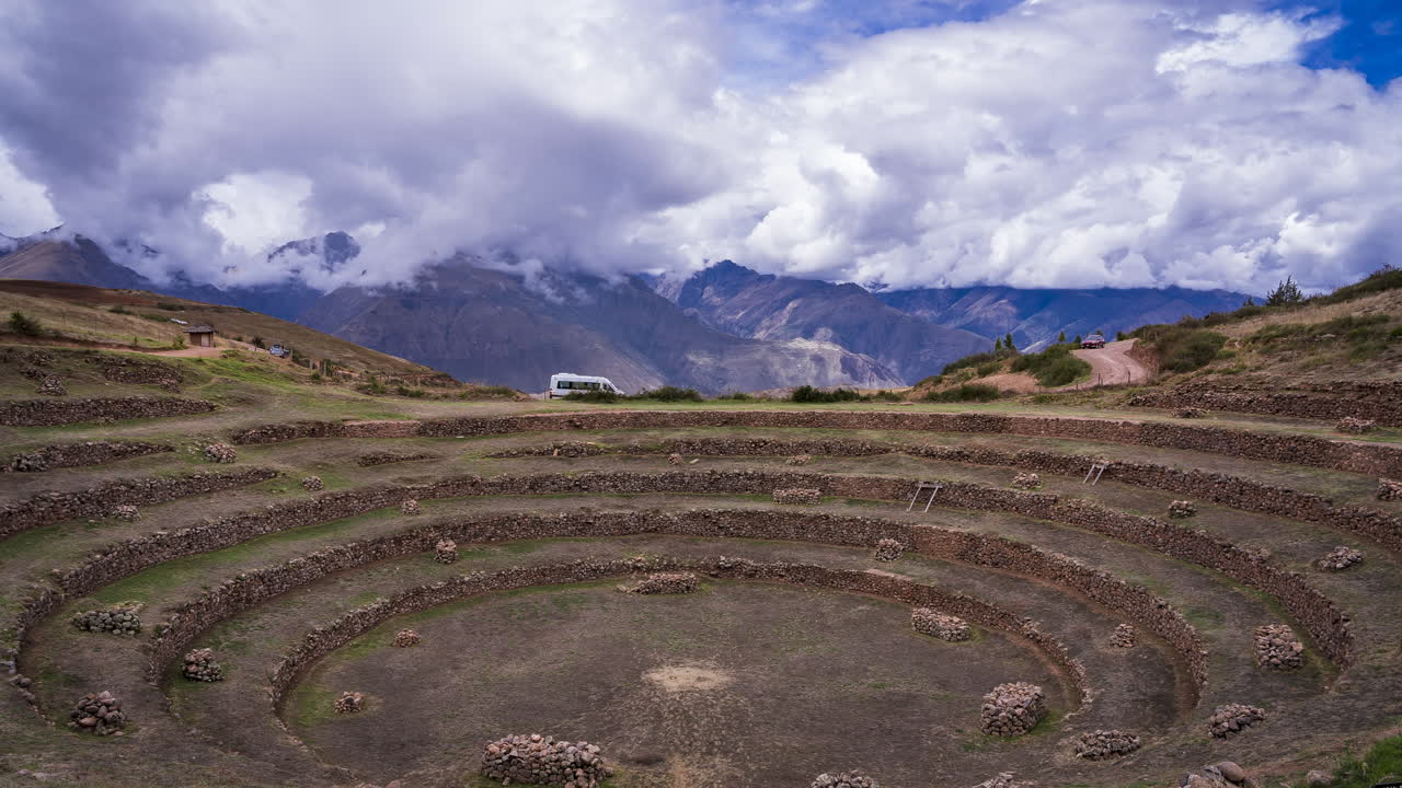 sudamérica inca peru agricultura en terrazas en los andes timelapse de las montañas con muchas paredes de nubes en las laderas para cultivar maíz y otras verduras