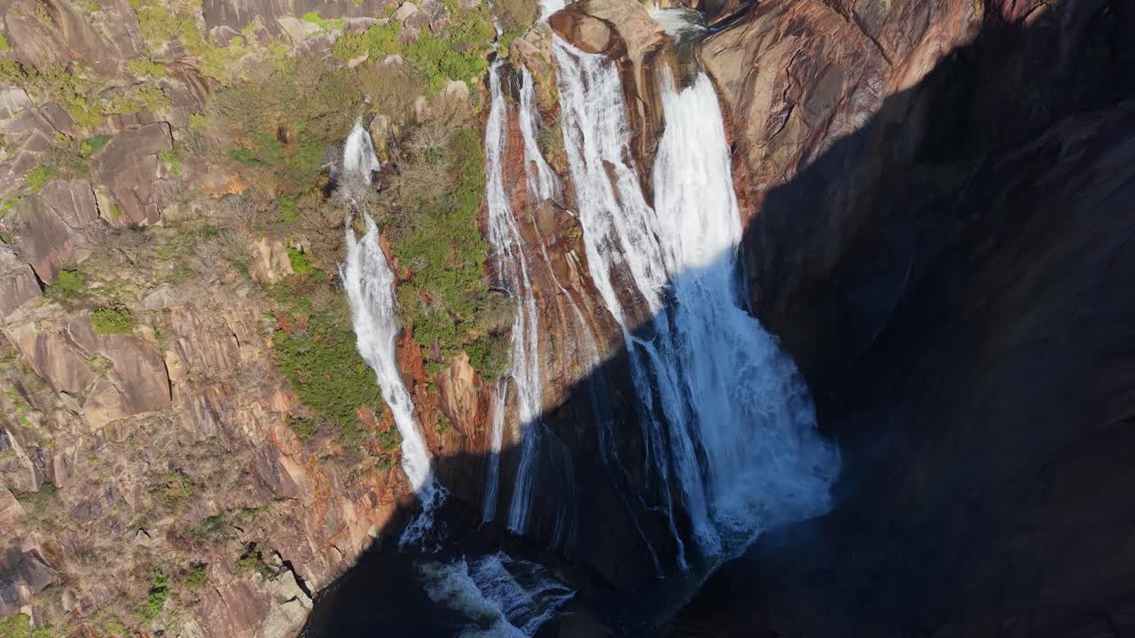 Cascate di Ezaro che scendono dalle scogliere rocciose a Dumbria, A Coruña, Spagna. - ripresa aerea.