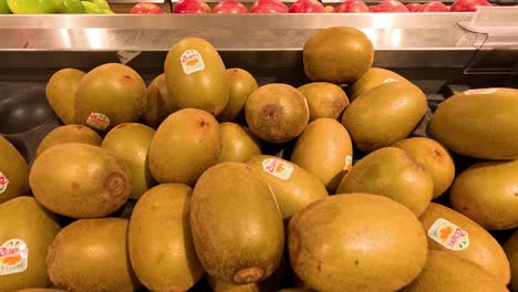 kiwis frescos dispuestos en una exhibición de supermercado