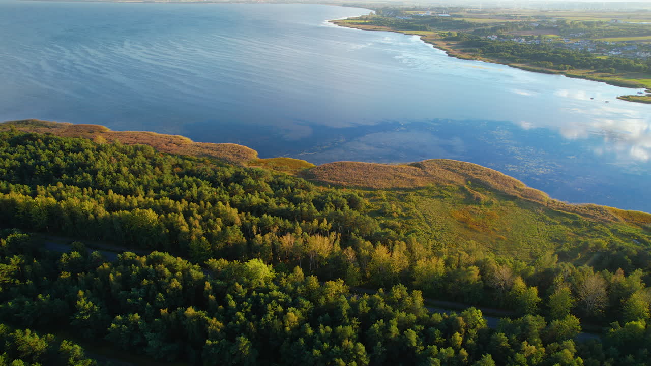 vista aérea de la tranquila zatoka pucka en polonia