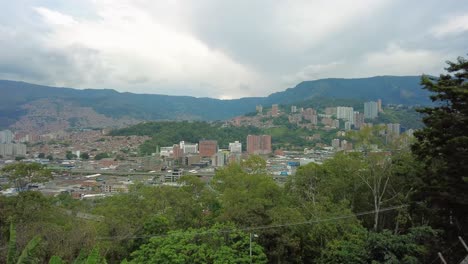 una vista impresionante de la vibrante ciudad de medellín, colombia desde la cima de una majestuosa montaña