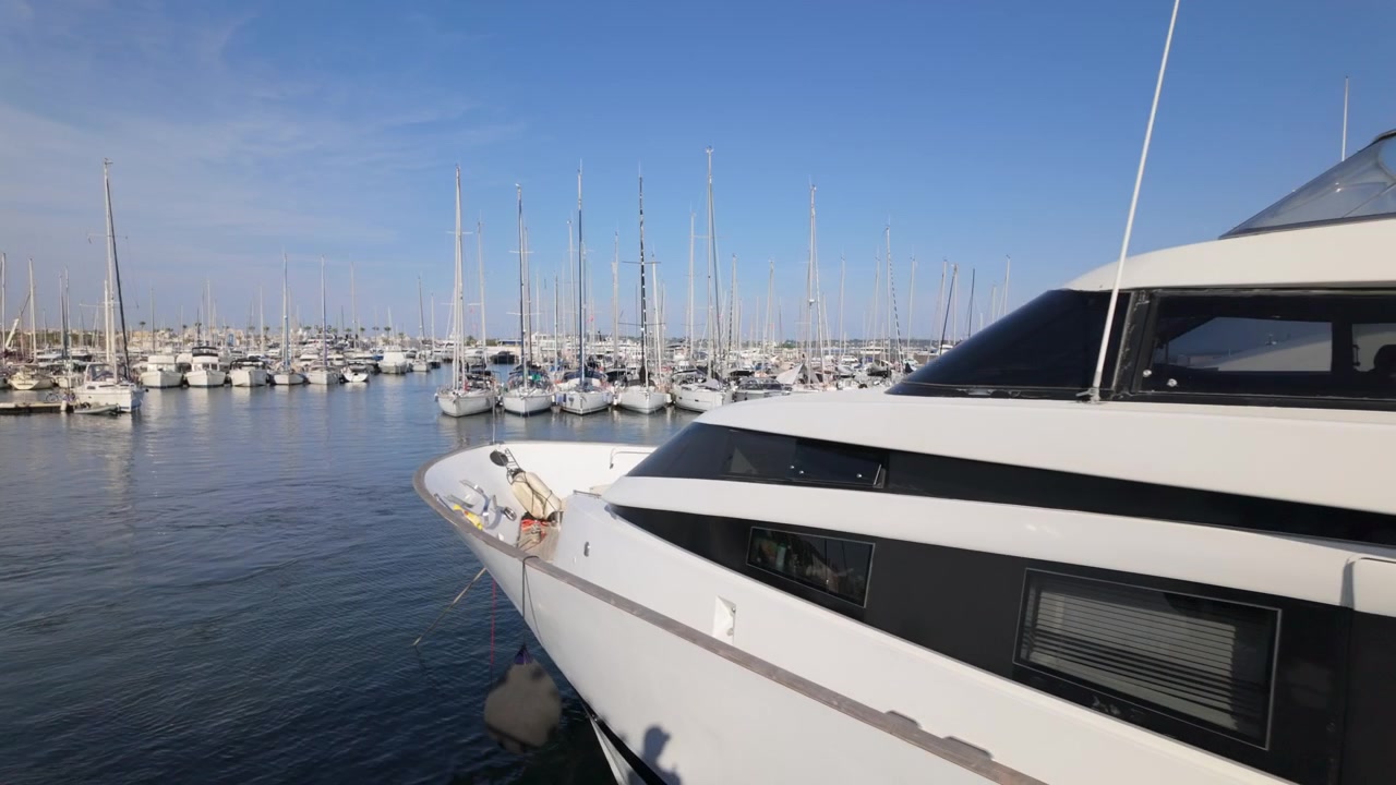 Barche ormeggiate in un porto turistico in una giornata di sole. Che riflettono ricchezza, viaggi e tempo libero lungo la costa.