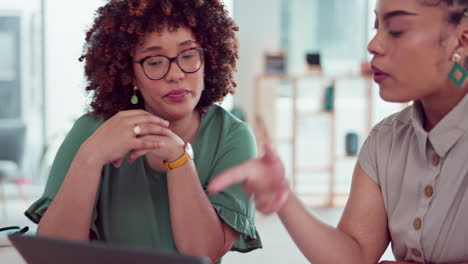 Computadora-Portátil,-Trabajo-En-Equipo-Y-Mujeres-De-Negocios-En-La-Oficina