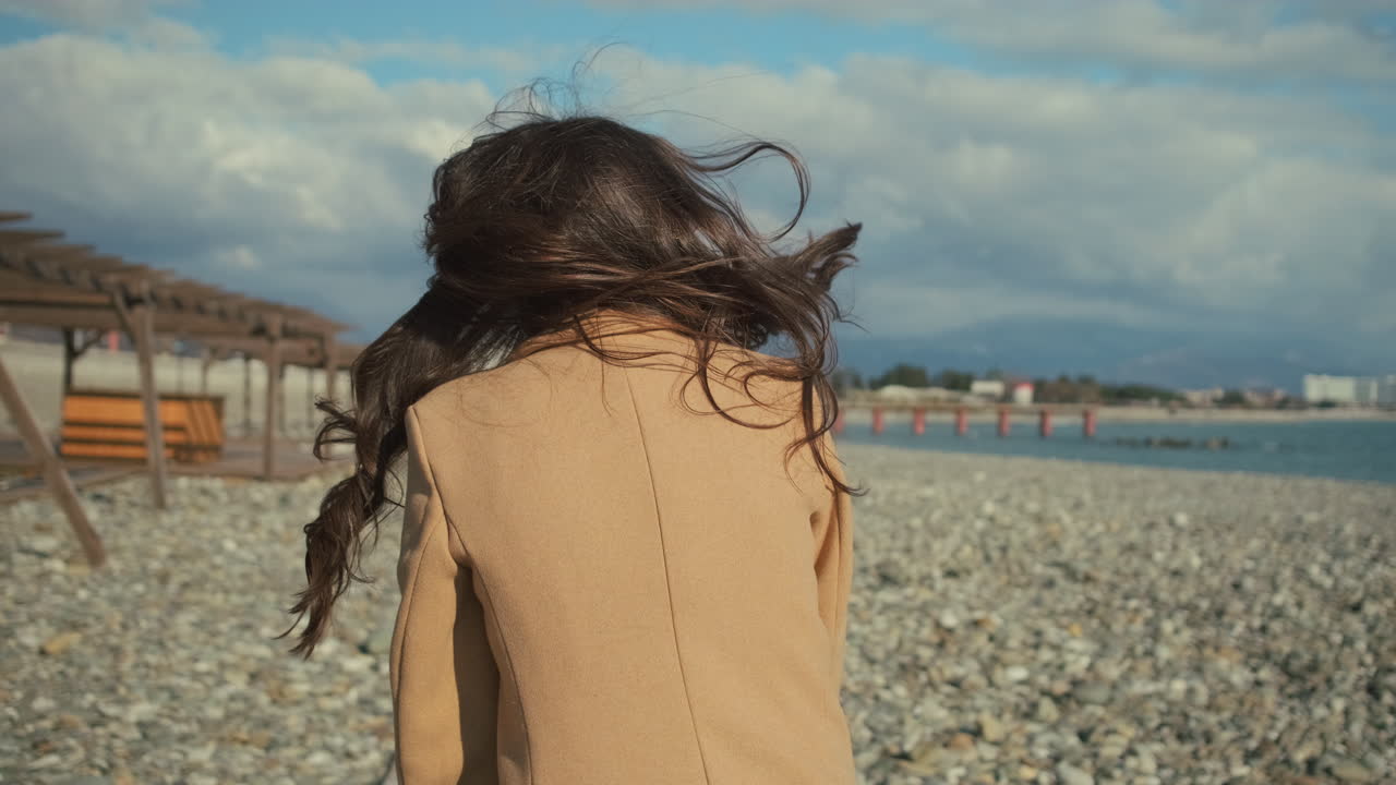 해변 하루를 즐기는 여자