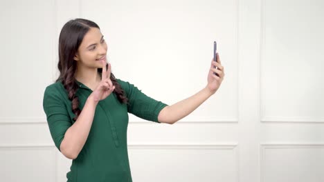 Mujer-India-Haciendo-Clic-En-Selfies-En-El-Teléfono