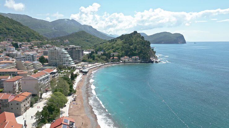 Cidade litorânea com montanhas e praia