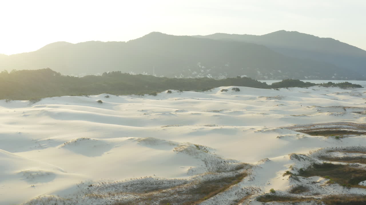 praia da joaquina, florianopolis city, santa catarina, brazil의 사막 모래 언덕의 영화 같은 일몰 전망