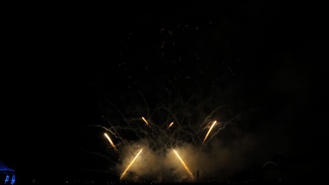 espectáculo de fuegos artificiales blancos y rojos en cámara lenta