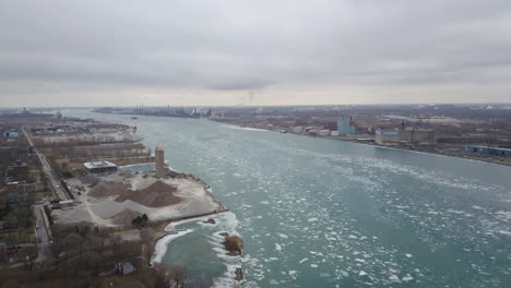 Eis,-Das-Im-Winter-Das-Kalte-Blaue-Wasser-Im-Detroit-River-Hinunterschwimmt