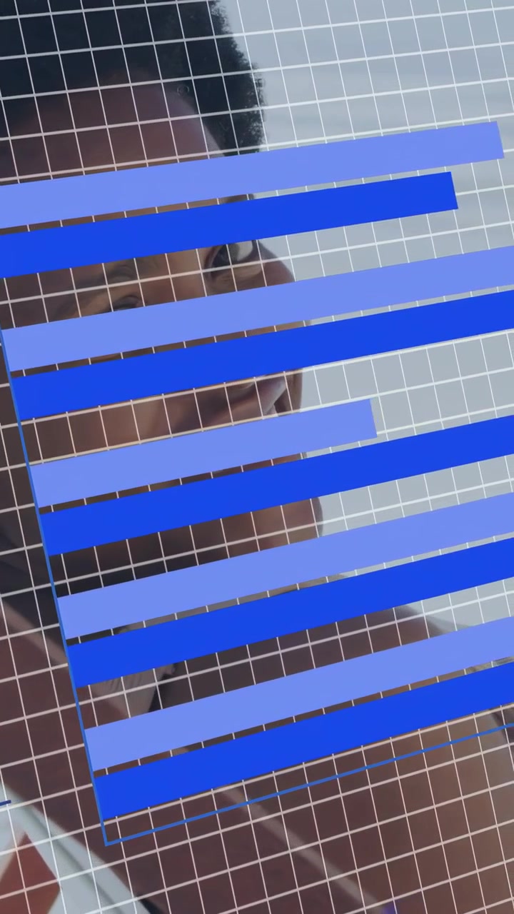 Video verticale: Analista donna che legge mentre appare una sovrapposizione, analizzando grafici a torta e a barre per il business.