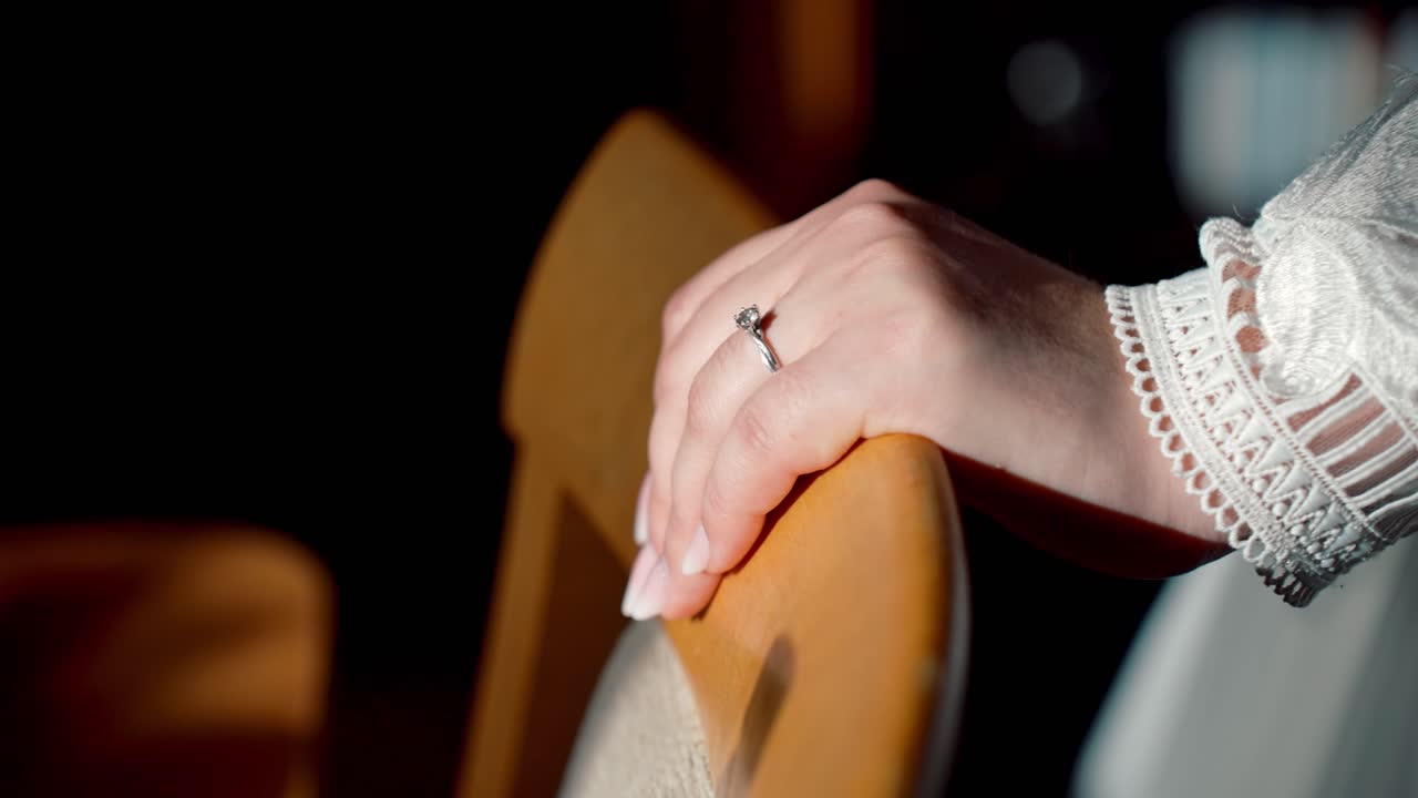 신부 의 옷 을 입고 새로운 반 ⁇ 이는 결혼 반지 를 과시 하고 있다