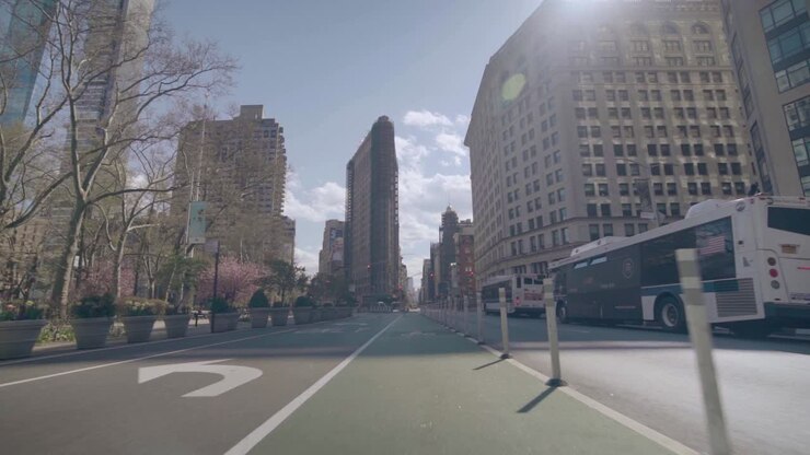 Ripresa POV di strade vuote di New York Manhattan durante l'epidemia di coronavirus Covid-19, persone con mascherine