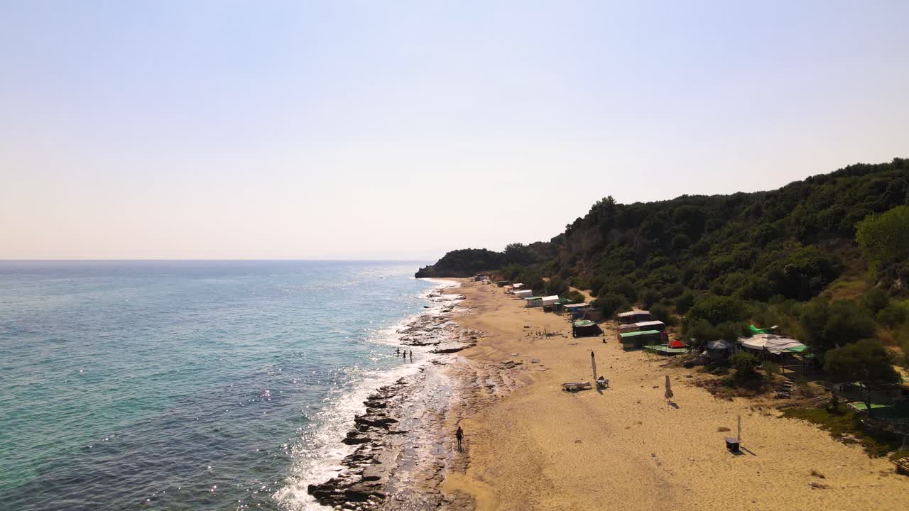 카발라, 마케도니아, 그리스의 모래 해변 위로 이동하는 공중 드론 클립